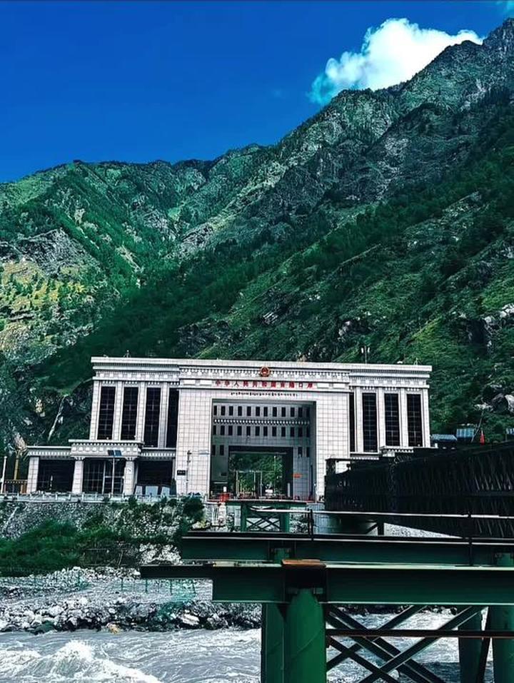 吉隆口岸国门远景全貌：峡谷下的国门与桥梁