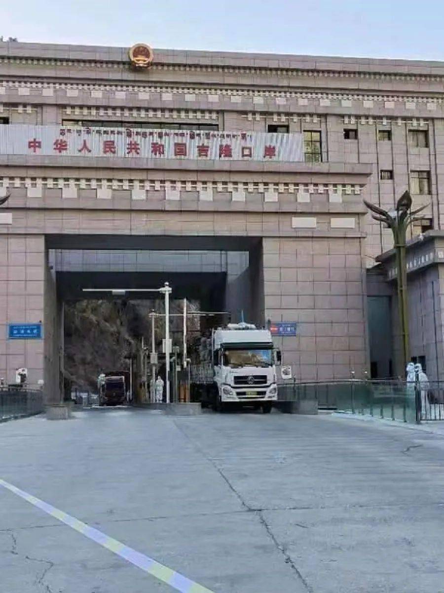 灾前·吉隆口岸国门日常：卡车驶出国门